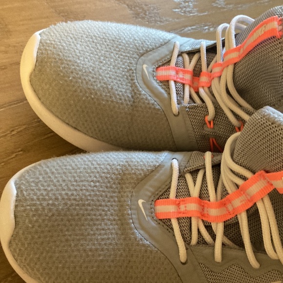 Nike  Women's Size 9 - Picture 2 of 9